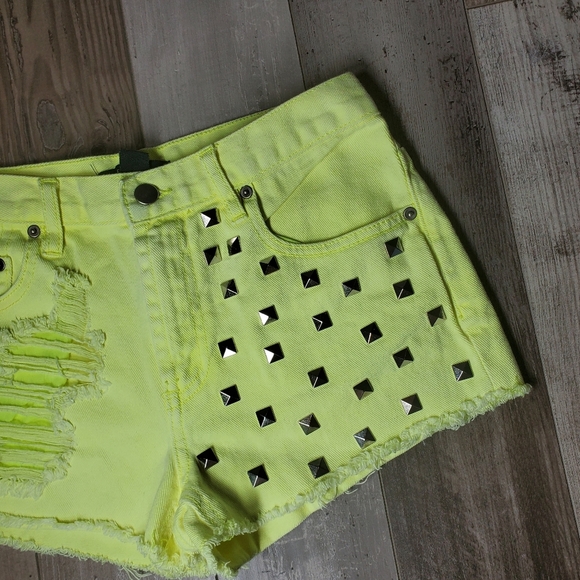 Forever 21 Bright Yellow Studded Distressed Jean Shorts Bootie Shorts Size 26 - Picture 14 of 16